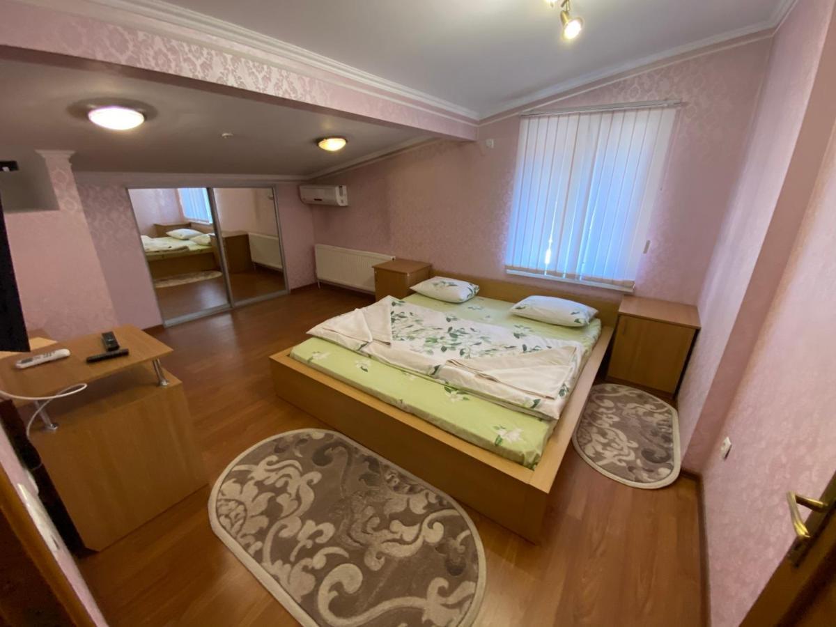 Ковчег Hotel Chernivtsi Luaran gambar